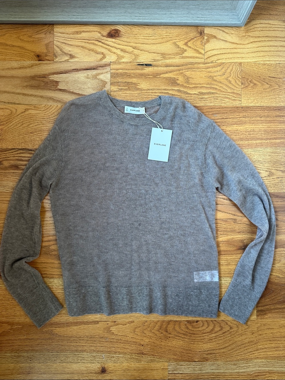 Everlane women’s thin summer Crewneck Sweater in Taupe size M
